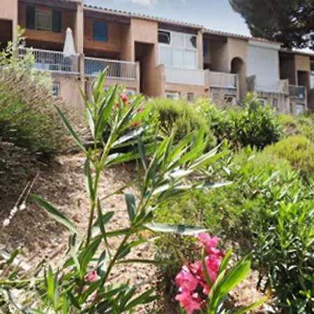 Maison Charmante A Avec Vue Sur La Et Piscine بيت للعطل كوغولين